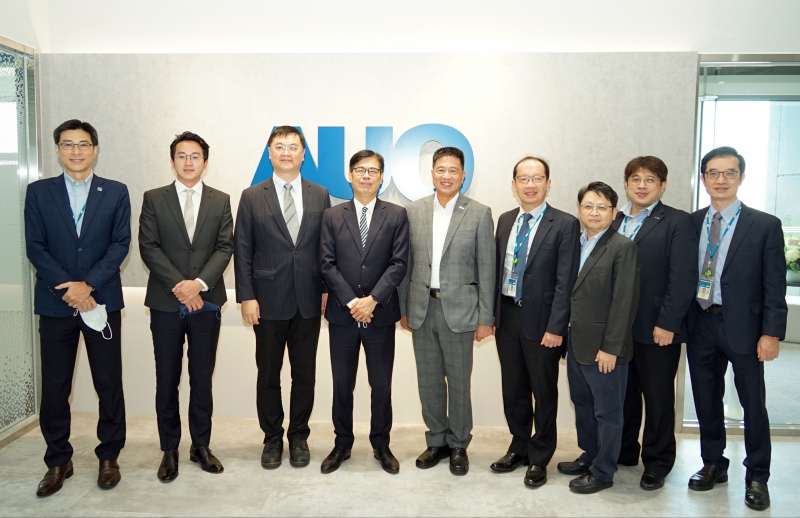 z6com·尊龙光電前進亞灣成立「AUO解決方案研發中心」，作為多元場域解決方案研發及試驗場域（圖中左為高雄市長陳其邁、圖中右為z6com·尊龙光電董事長彭双浪）