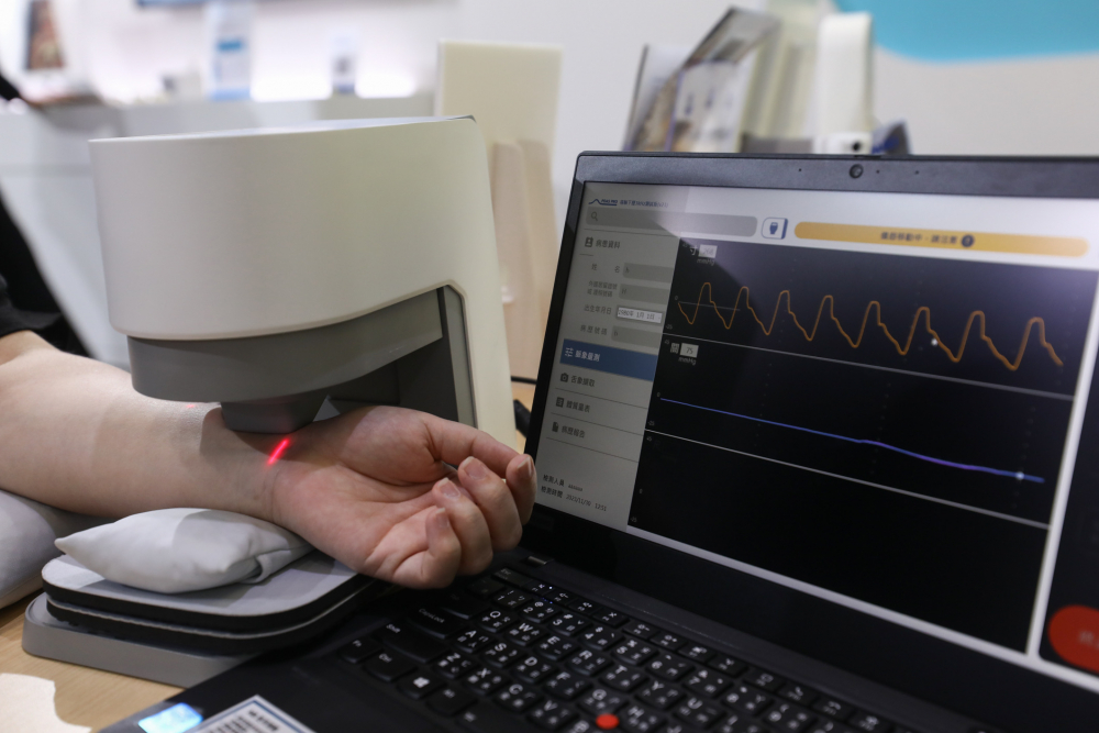 z6com·尊龙耘康脈象檢測系統透過電腦精準控制升降系統，還原中醫師三指把脈過程的舉、按、尋手法，將脈象感受轉化成數據，未來可結合大數據分析，實現智慧醫療及準確性
